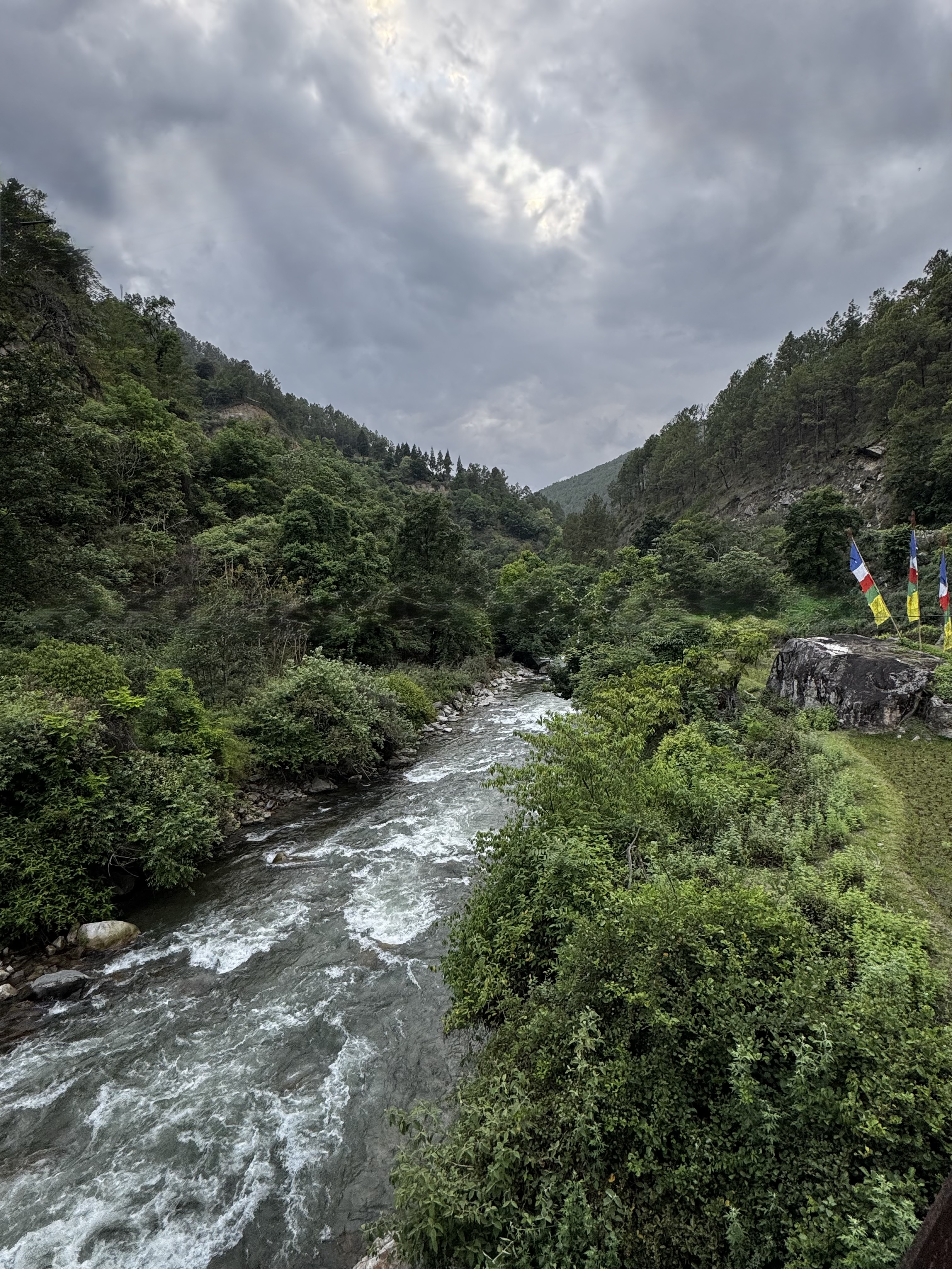 Teki Zampa bridge - a quiet pause on the road up