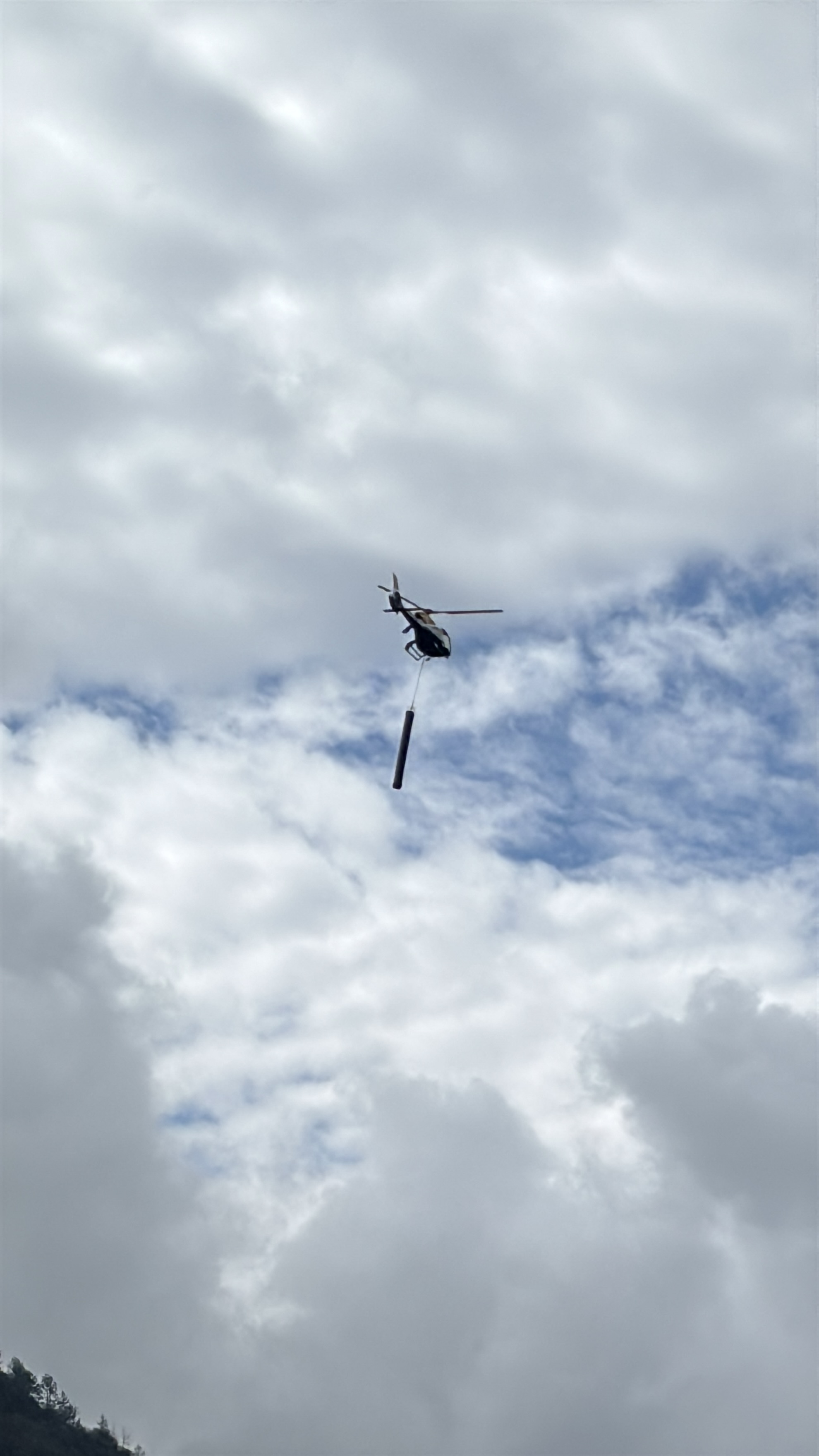 An opportunate moment to view a helicopter carrying something