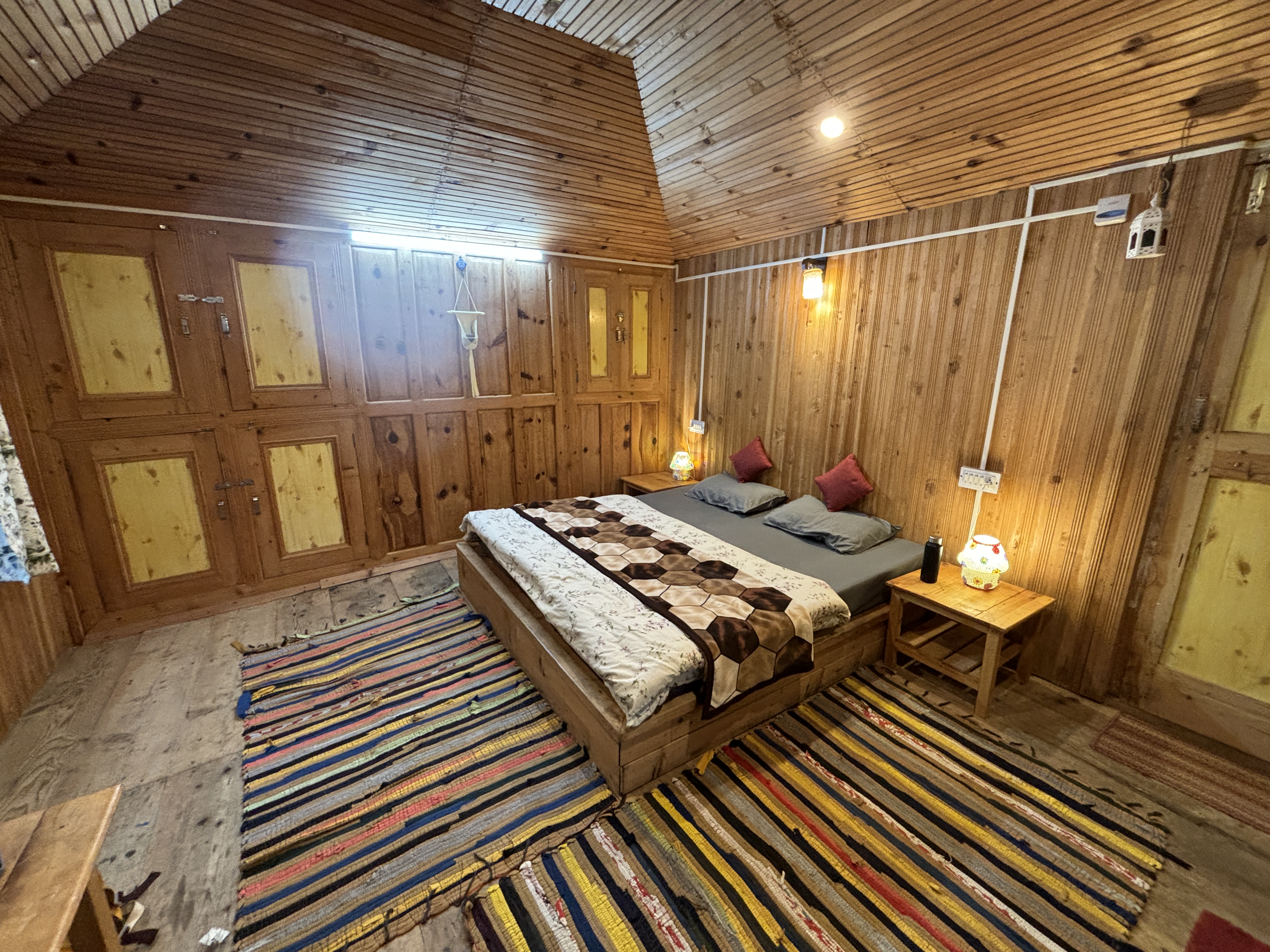 The quaint nice room at Jibhi Misty Wild Woods