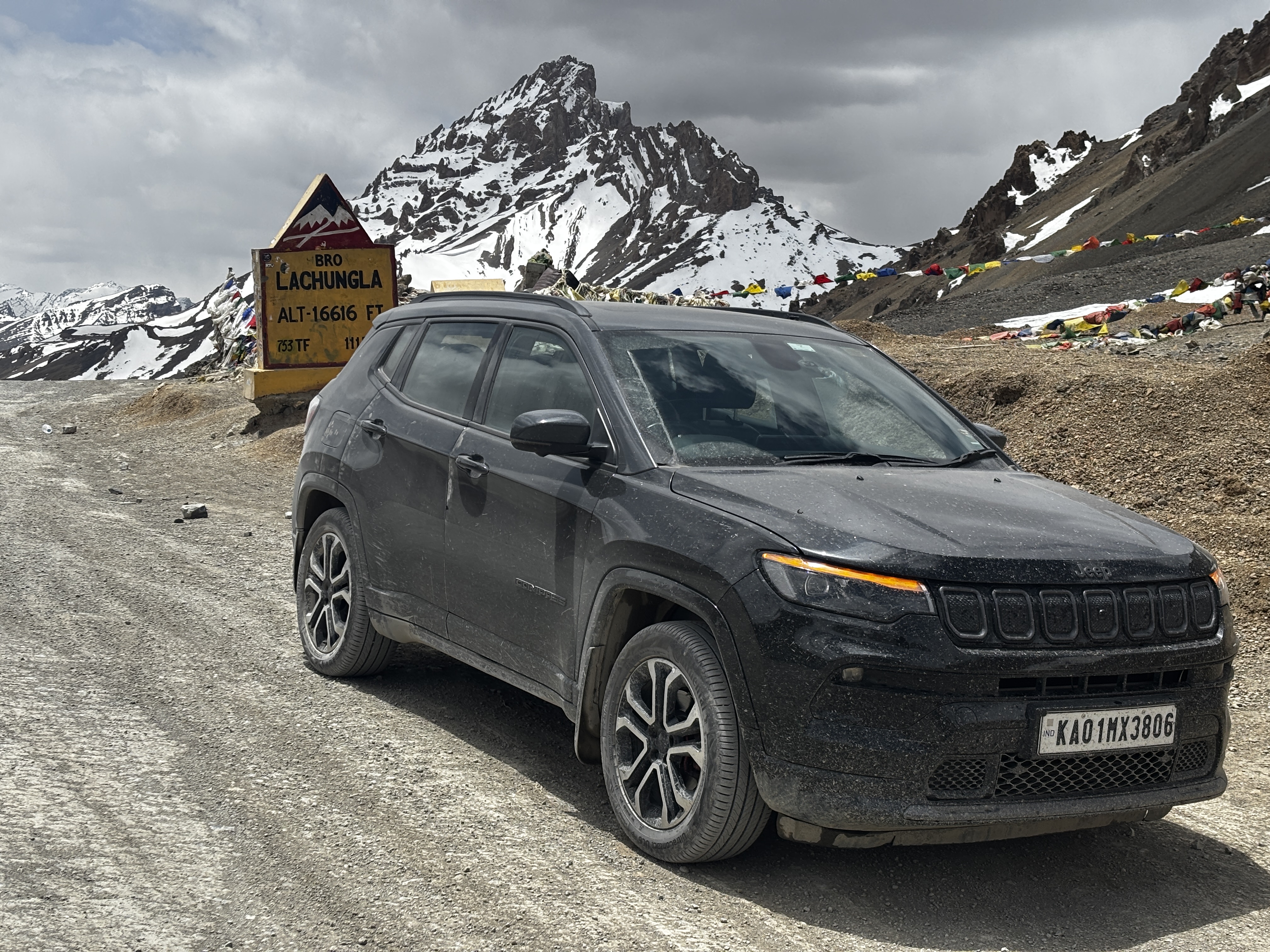 Lachungla pass at 16,4616 feet