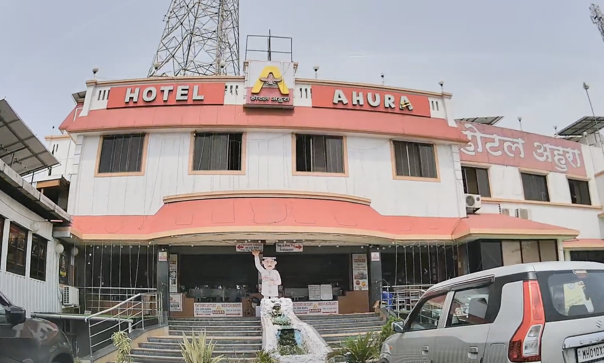 Quick stop for tea and bun muska at a Irani Restautant