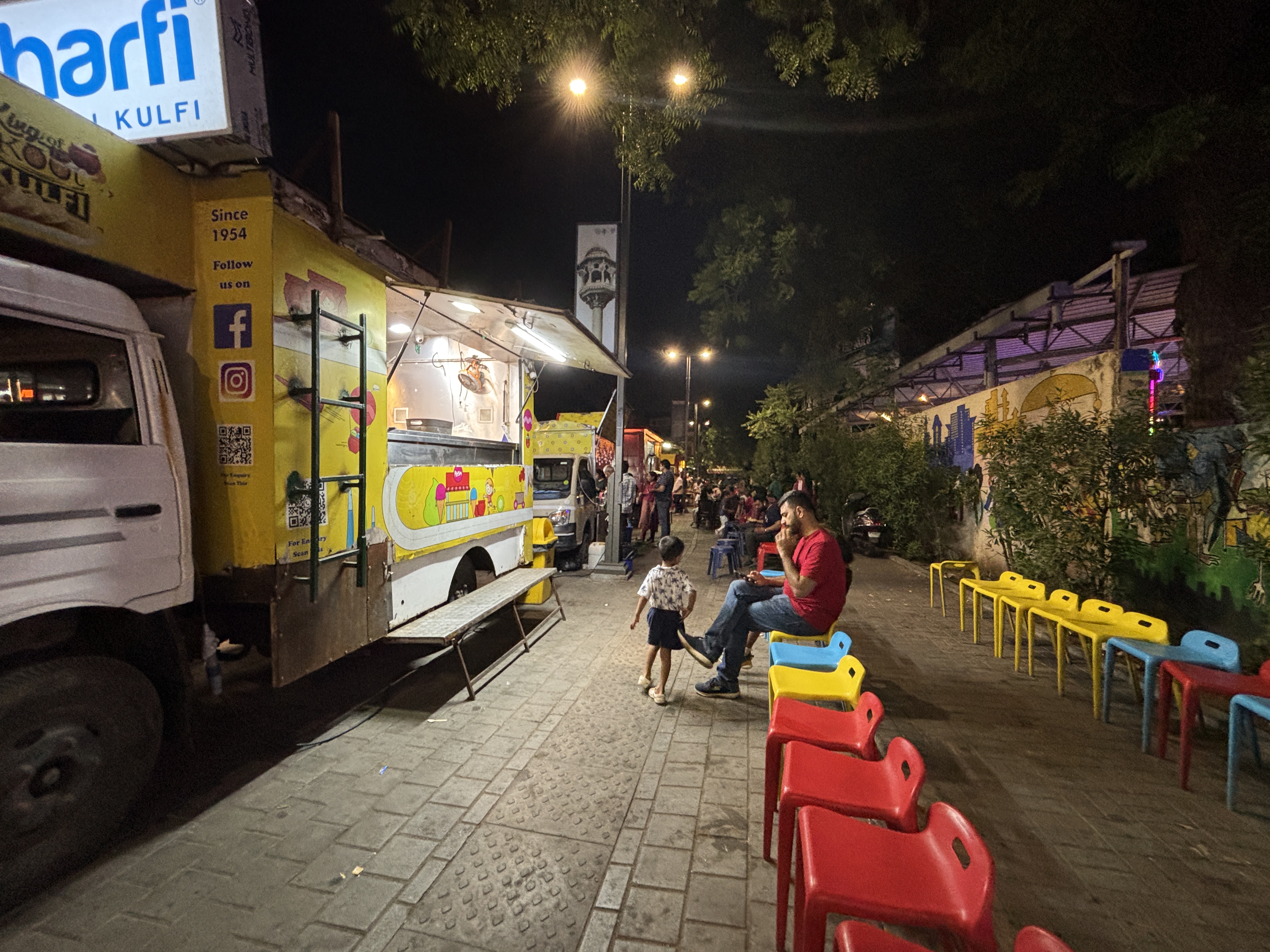 The roadside setup for the Asharfi Kulfi near Swati Snacks at Law Garden